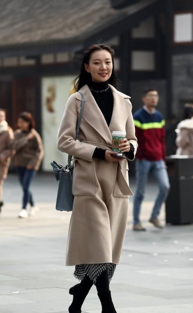  「美女」美女白色的呢质大衣简洁帅气，轻松穿出挺拔靓丽的好身姿