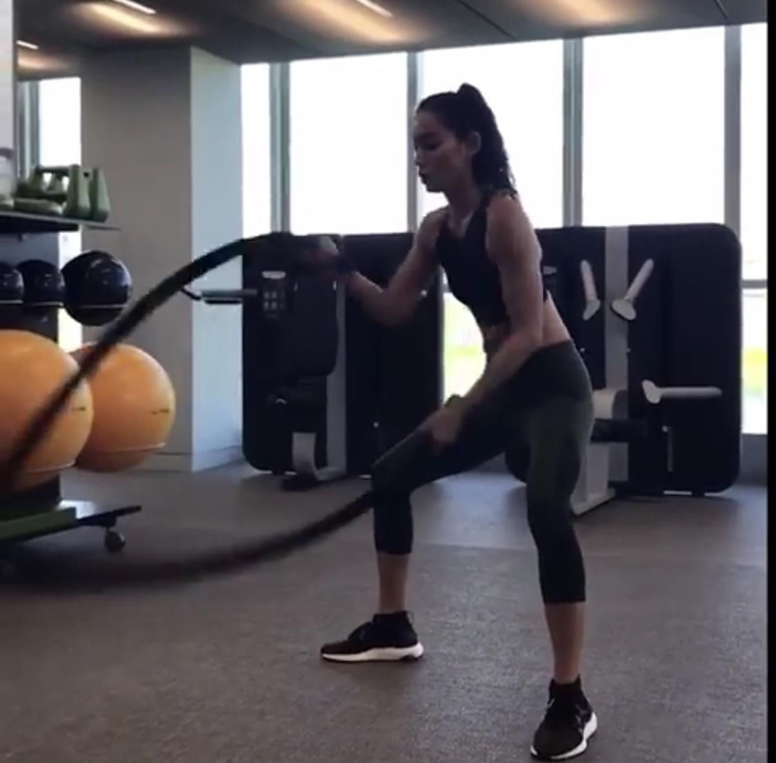 不爱穿Bra和裤子的潮流女神，让人看了就血脉喷张!