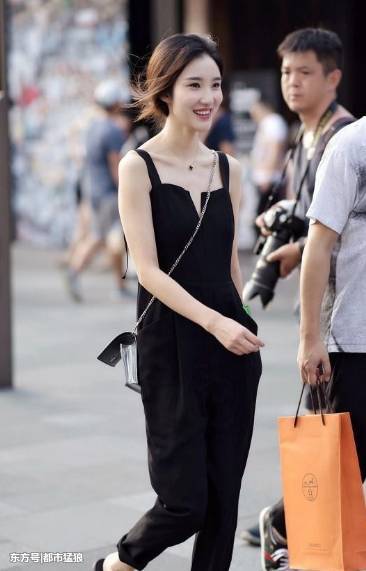 杭州街拍: 夏日来了, 还好有了防晒衣! 小姑娘的美丽保住了