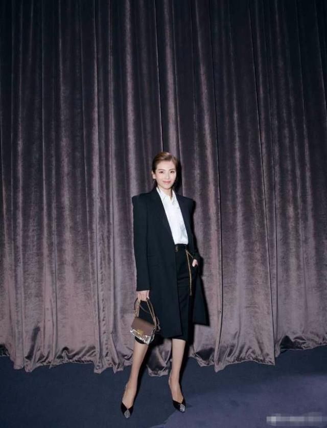 刘涛用黑色长裙诠释高级感，将帅气、性感、知性完美的集于一身！