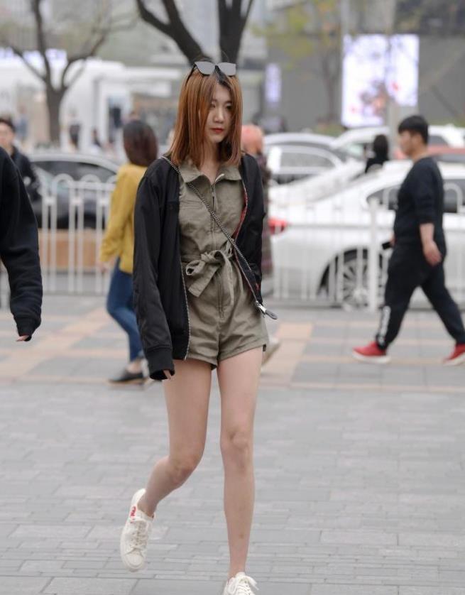  「衬托出」街拍：小美女身穿牛仔裤搭配休闲衫，显瘦显气质，衬托出苗条的好身姿