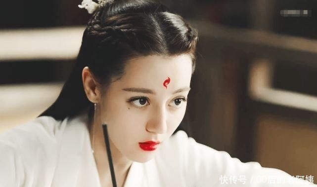 『粉丝』迪丽热巴直接挂在热搜上得了!粉丝量再突破,人气登顶力压众女星
