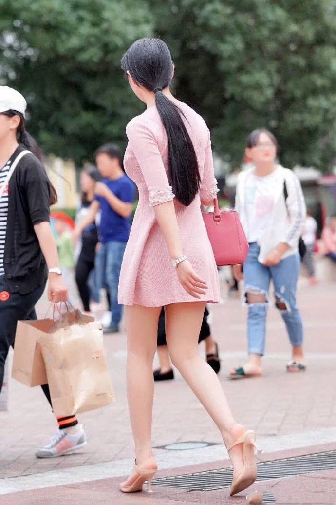 街拍：能撑起衣服的身材，穿什么都性感迷人