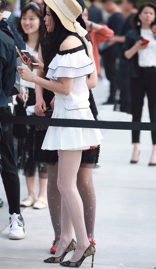 路人街拍，这种丝袜你们觉得好看吗