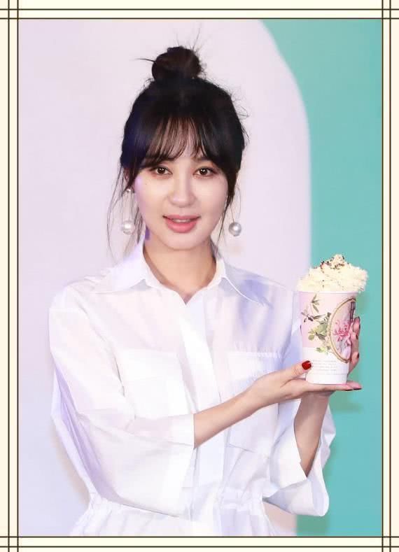 李菲儿的脸怎么肿成了个发面馒头？网友：才30岁就后遗症明显了？