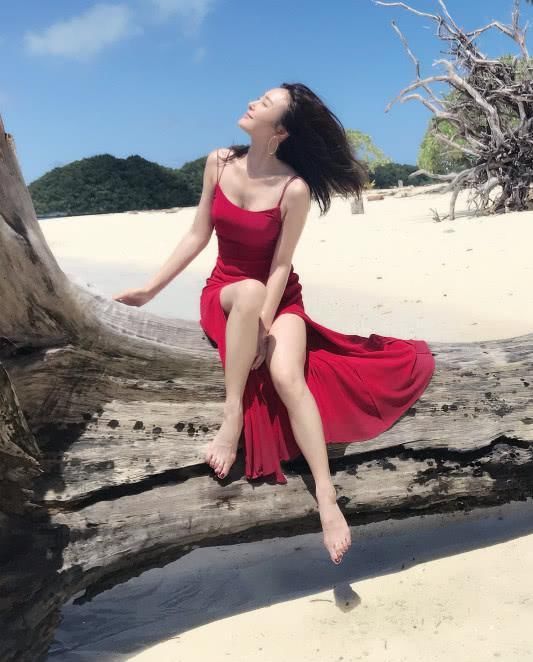 秦岚不愧是娱乐圈第一美腿，秒杀小9岁吴谨言!