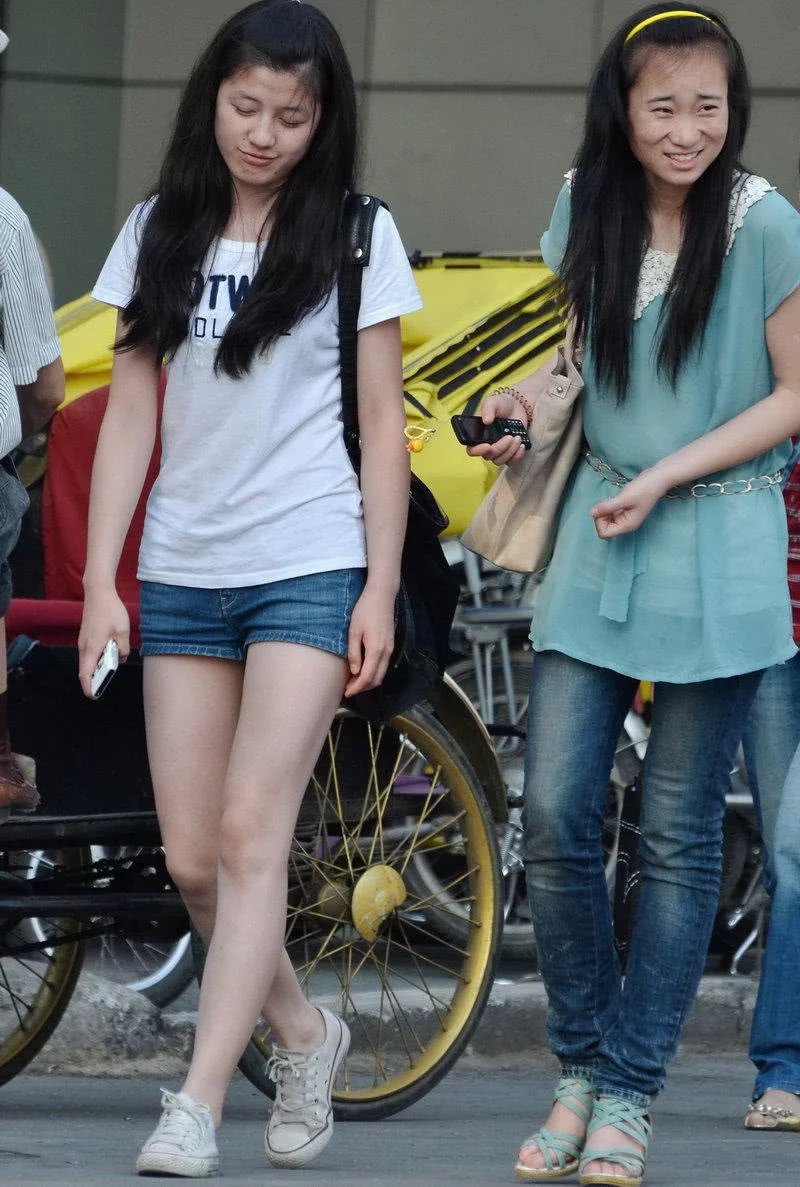 小姐姐这么吸引眼球的长腿，再配上火辣的短裤