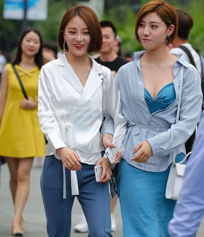 街拍: 轻熟女闺蜜小姐妹街头卖萌,颜值很高，身材也不错!