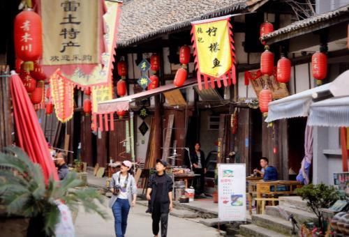  出名：中国最“霸气”古镇，一条街“横跨3省”，却因一棵树出名！