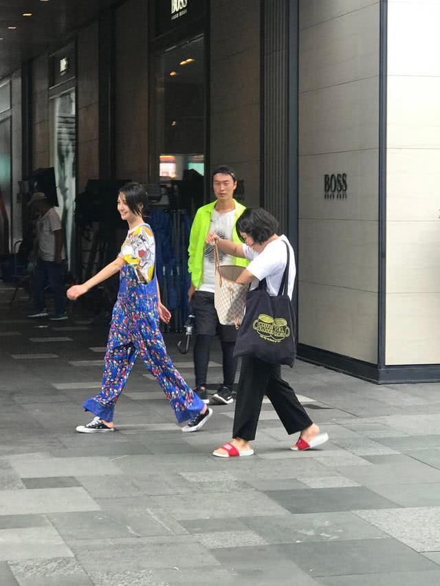 郑爽卡通T恤配大花裤子，这么土的搭配别人根本扛不住啊！