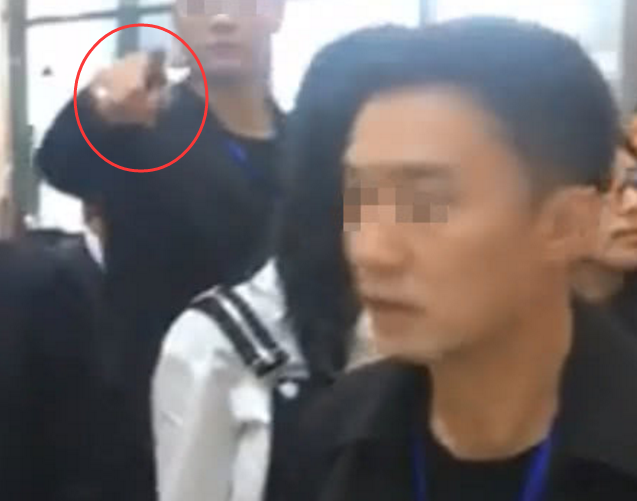 范冰冰本人罕见现身，否认被抓传闻，随行人员怒斥记者禁止拍摄