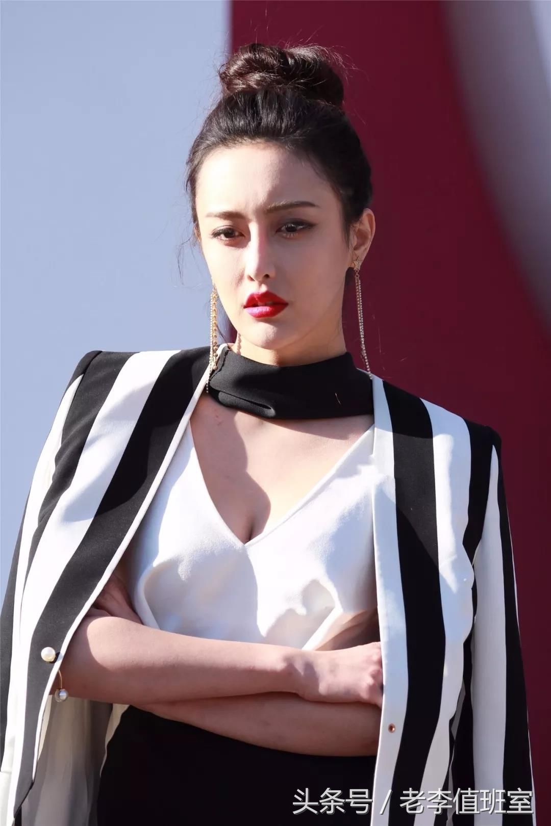 街拍:气质冷艳穿着开叉裙很性感的美女