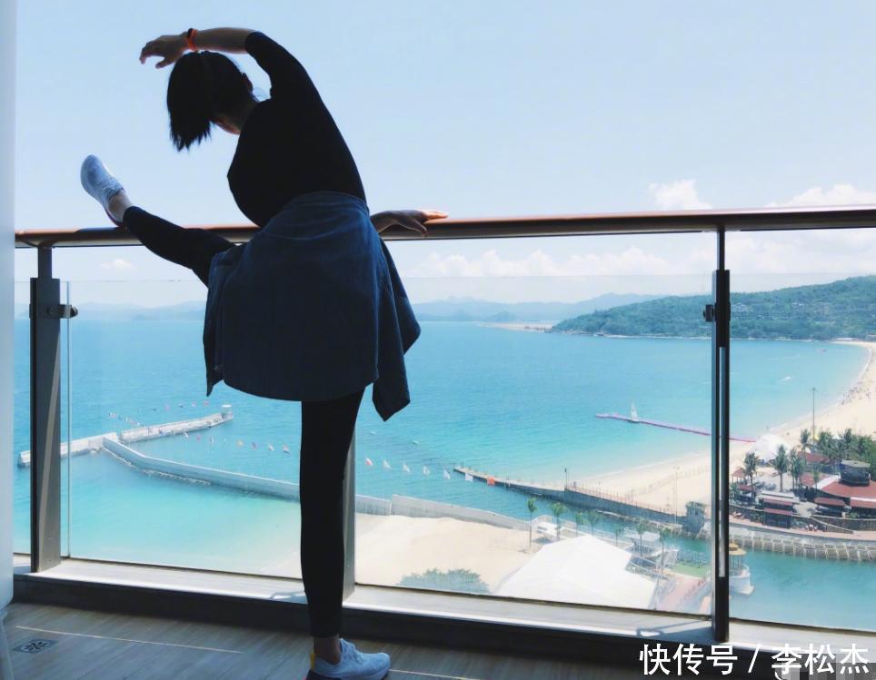 蒋欣晒素颜瘦成小V脸,称自己是没睡醒也要健