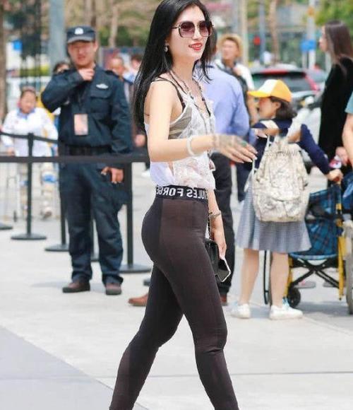 肤白玲珑的紧身打底裤小姐姐,身姿窈窕有致,彰显淑女气质!