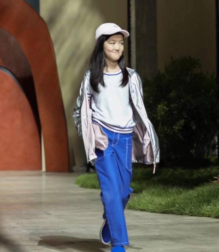 李嫣太成熟了, 才12岁只穿个超大t恤, 手上包更是“贵妇”级别