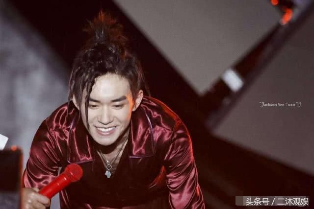 易烊千玺再次将女装穿出新高度，脏辫配V领红色睡衣，堪称妖孽！