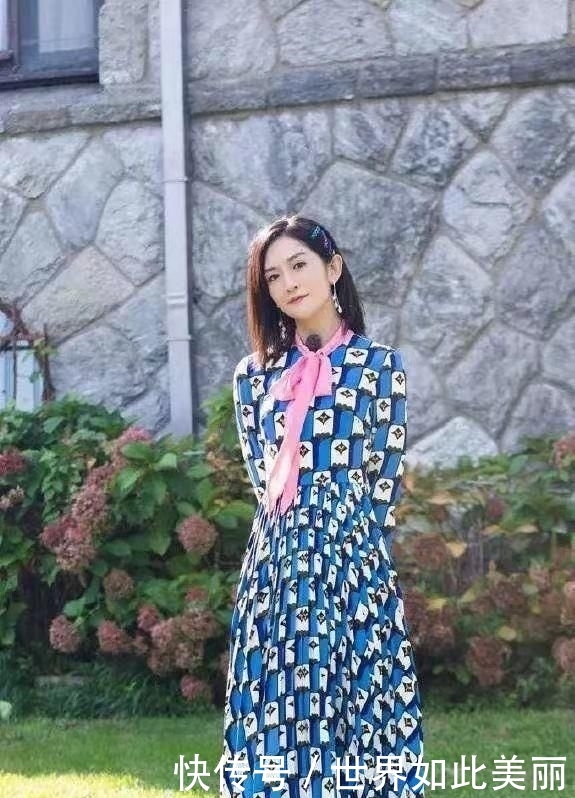 「 花裙子」但却活出了真实的自信、美好精致，谢娜虽然一直徘徊在争议的边沿