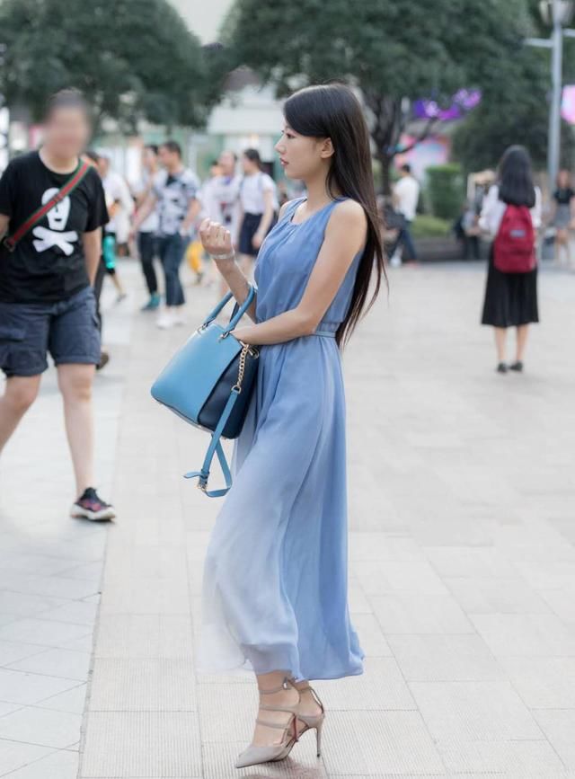 街拍：优雅的裙子最能穿出凹凸有致的好身材，彰显女性魅力