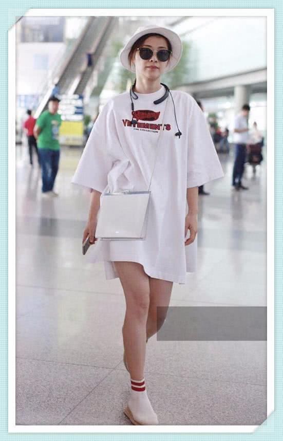 梅婷简直了！浑身上下只穿一件T恤就走机场，网友：43岁也疯狂？