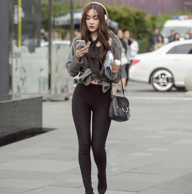 紧身打底裤：时尚玲珑的小姐姐，自带性格迷人的属性，十分艳丽！