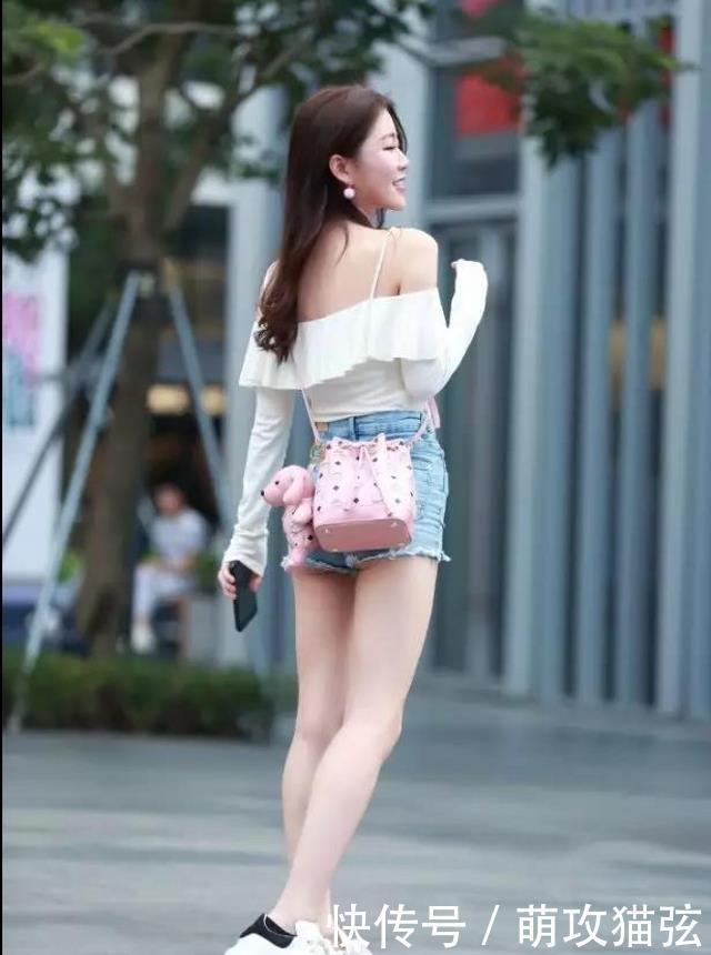  『特别』路人街拍，美女休闲牛仔裤搭配白色T恤，显得特别的顺眼