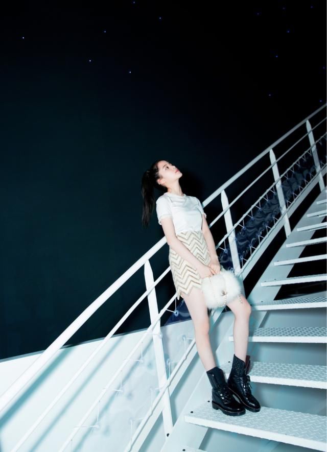 欧阳娜娜为了秀腿也是拼了,这么紧的裤子竟还要塞衣服进去!