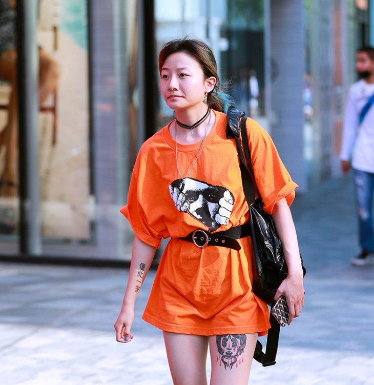 街拍:别具一格的打底裤小姐姐自带魅力属性，整体十分吸睛迷人!