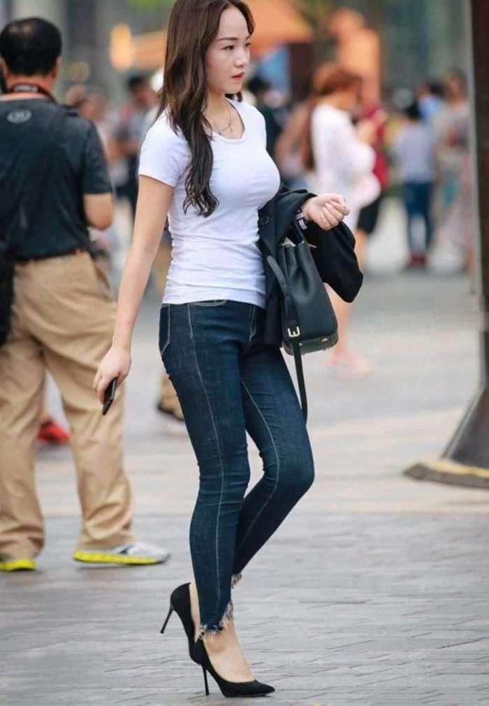 美女小姐姐穿着蕾丝开叉裙,小高跟鞋更加凸显性感!