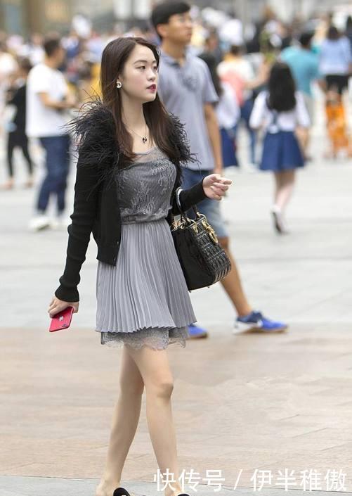  气质■街拍：美女明眸皓齿可爱，穿搭时尚，走路有气质很有气场