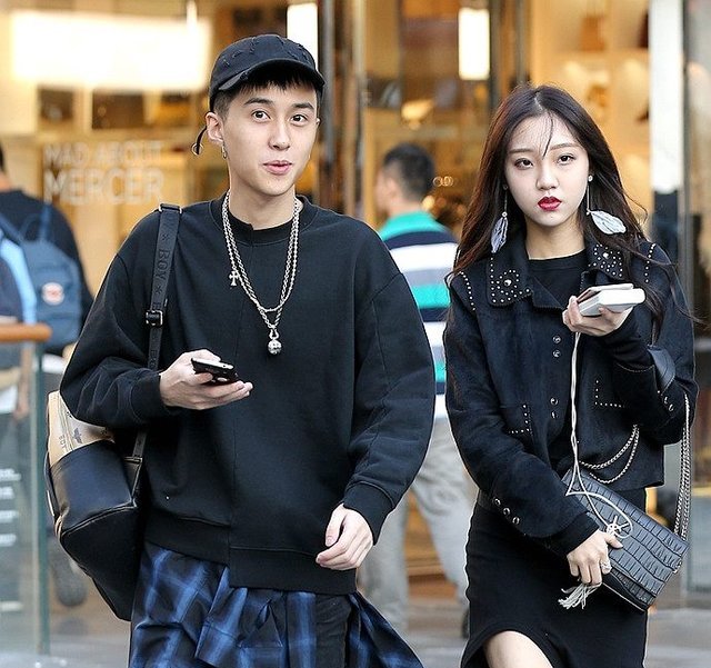 街拍俊逸形体窈窕之女，既不显山露水地张扬，大街上很难才能看到