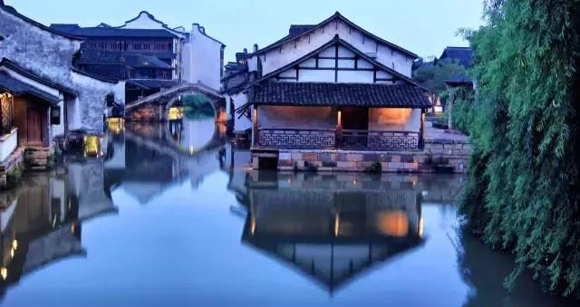 春天最适合一个人小住几日的安静古镇，累了就出去走走！