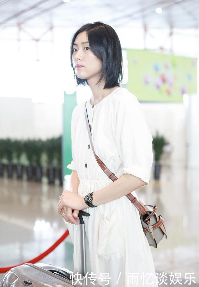 刘雯清新范儿现身,却在小白裙里面穿长裤,网友:超模任性呗!