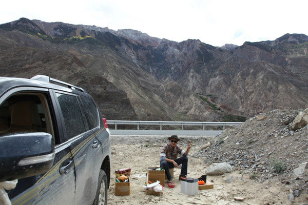 自驾霸道穿越丙察察闯西藏，悬崖边上走一遭，遭遇塌方，泥地陷车