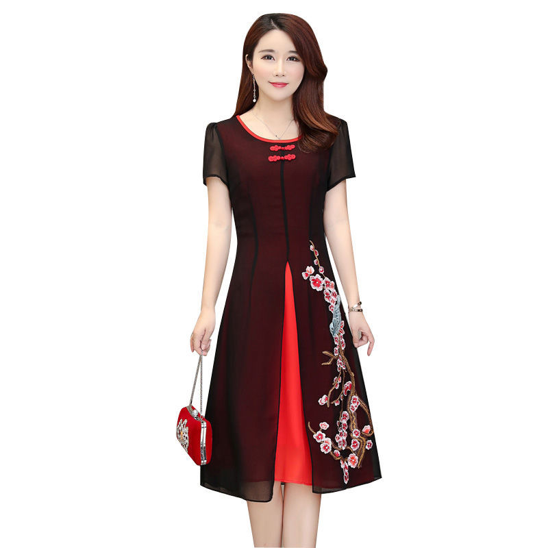 越南改良旗袍,勾画玲珑的身型曲线,让人一见钟情,好身材秀出来