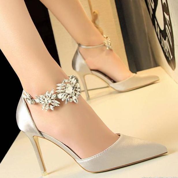 哪个坏蛋设计的超级‘’高跟鞋‘’？1米55小姨居然穿出170