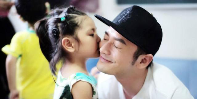 黄晓明深夜发文借爱母撇开所有嫌疑？看了杨颖的最新动态我信了！