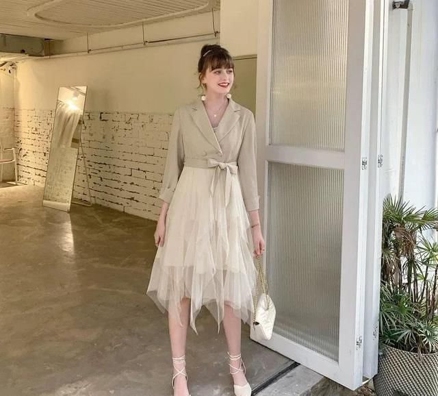  「合适」小黑裙早已落伍了，2020年最红的长裙是“它”，工作幽会都合适穿！