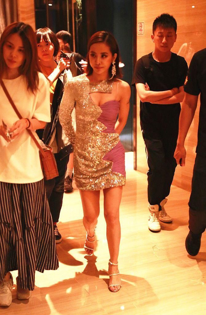 蔡依林这裙子像是缝起来的，布料用的很节省，看着好心酸!