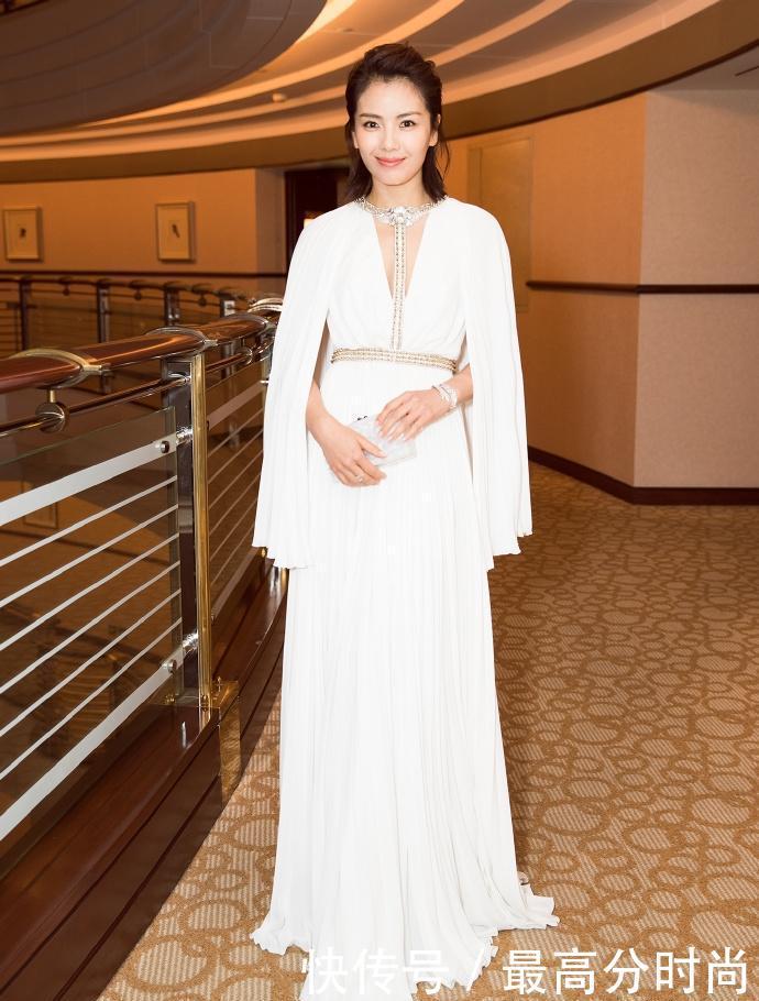 刘涛穿开叉裙长腿很养眼, 气质真的很重要 ?