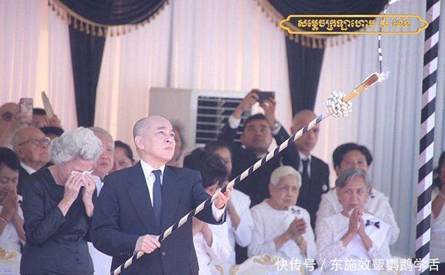  『气质』83岁柬埔寨太后气质真绝！裹身裙配水墨围巾太高贵，优雅了一辈子！