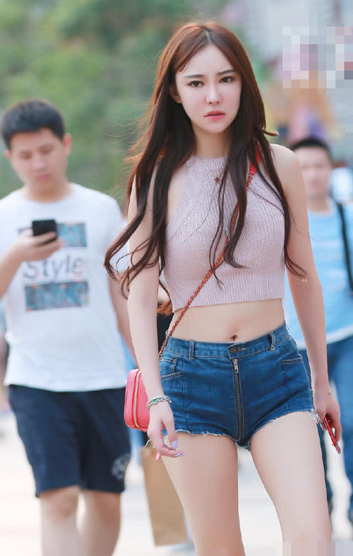 时尚美女紧身裤秀嫩白大长腿，尽展女性独有魅力