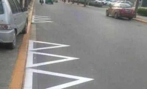  驾照|开车遇到“三角标线”，老司机坦然应对，新手司机两本驾照都不够罚