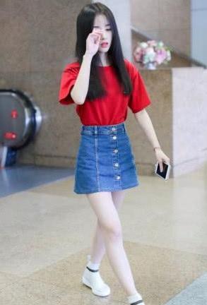 鞠婧祎没衣服穿了？竟把卫衣当连衣裙穿，搭配起来意外有个性！