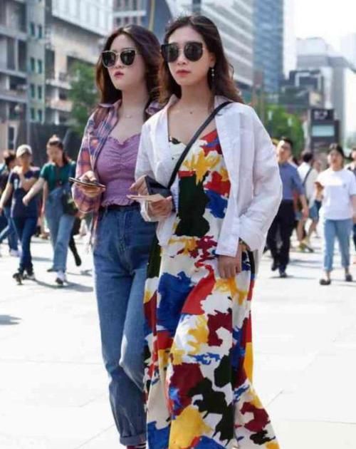  美女■街拍：皮肤白皙的美女，一件黄色的连衣裙，时尚魅力女性风采