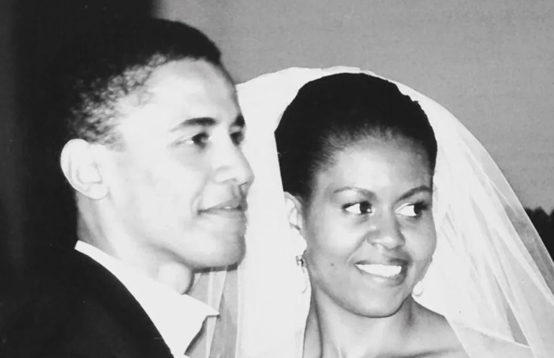  【奥巴马】奥巴马28年前结婚好柔情，跪在地上给妻子捏脚，把米歇尔宠上了天