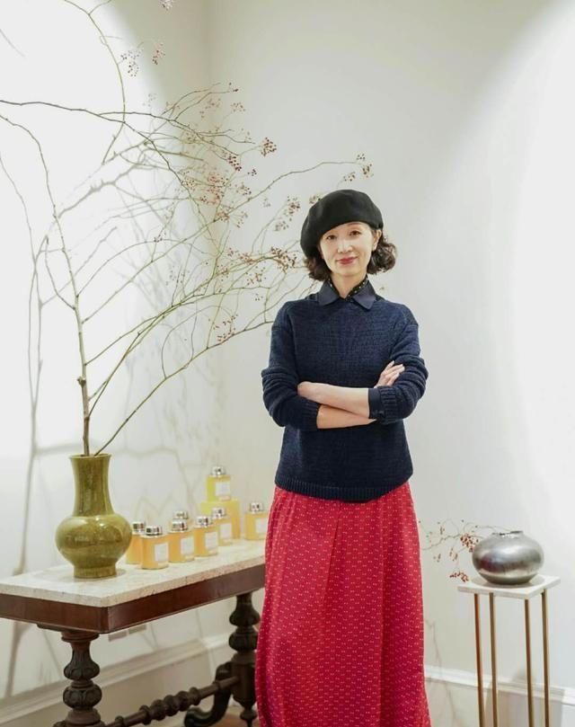  [学学]女人过了五十岁，少穿T恤配短裤吧！学学三木妈妈这样穿，真优雅