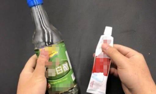  『清洗』凉拖鞋穿久总会变黑？一招清洗3分钟，水里加点“它”，干净如新