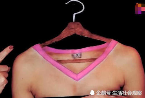 化妆竟把自己的头画消失了,这技术简直了