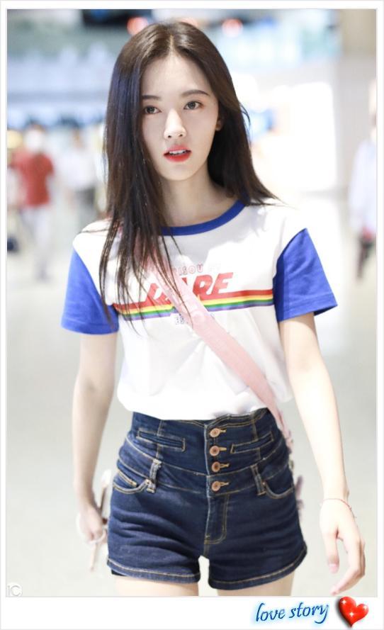 鞠婧祎紧身短裤秀细腿，但中间这条缝太尴尬了，网友：只怪她太瘦