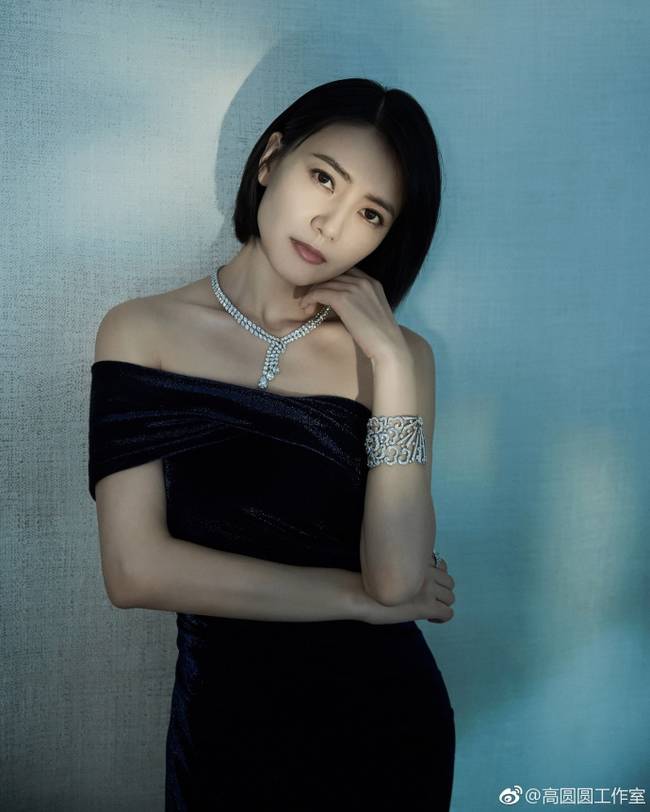 高圆圆穿黑色抹胸礼服气场足 单手扶脸露性感美背